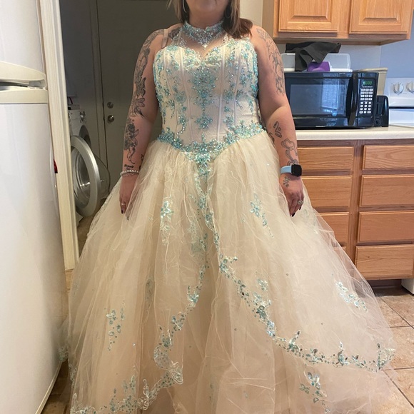 Brand new size 16 17 18 lace up corset back by Eureka paid 600 asking 300 - Picture 6 of 7